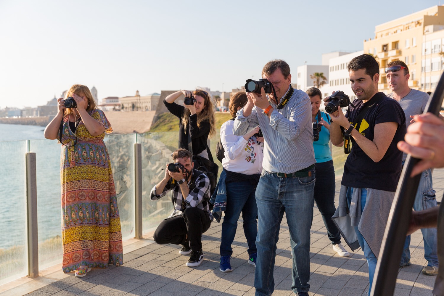 Alumnos del curso fotografiando en exterior en Cádiz
