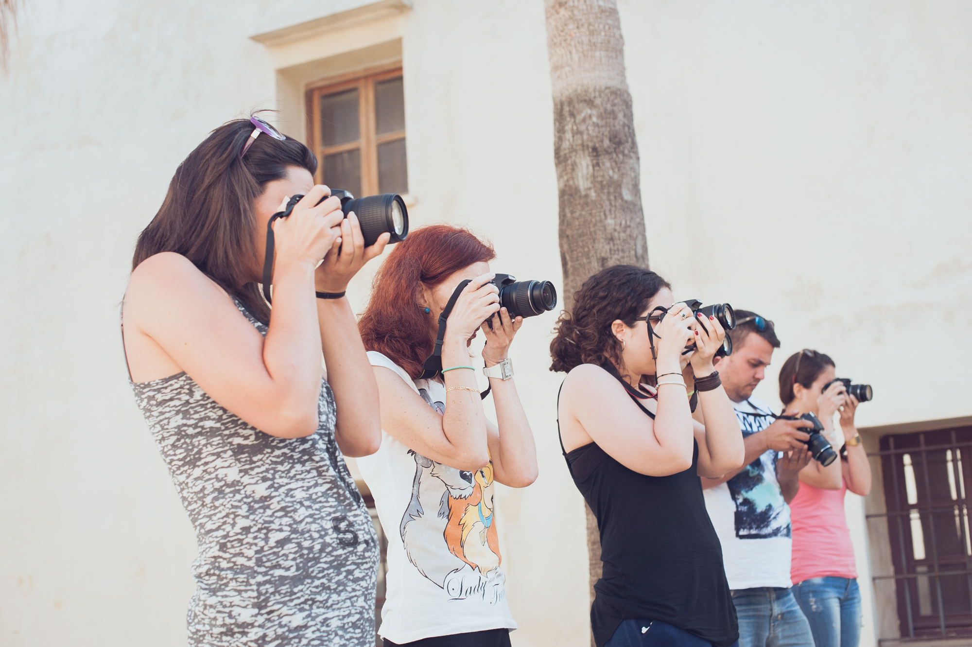Grupo del curso en un patio interior durante una práctica