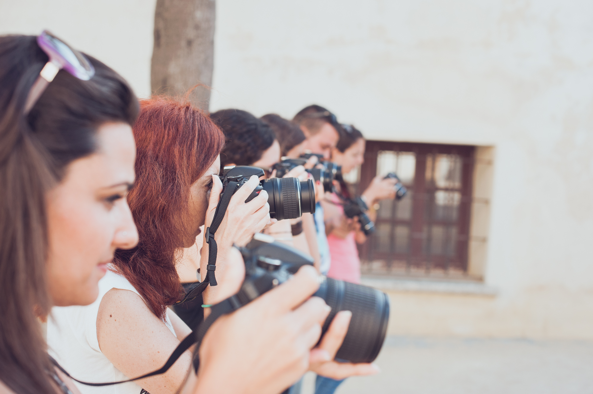 Manuel Esteves preparando trípode con un grupo durante una práctica